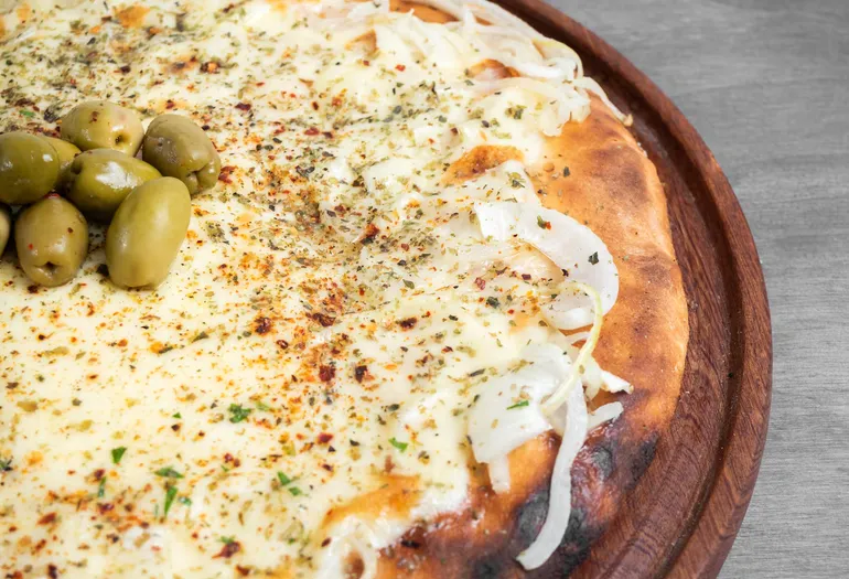 Pizza a la piedra, uno de los tantos estilos vigentes. Pizza a la piedra, uno de los tantos estilos vigentes.