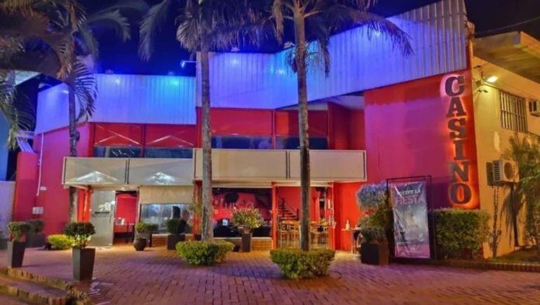 El hombre no había vuelto del casino a su casa. El hombre no había vuelto del casino a su casa.