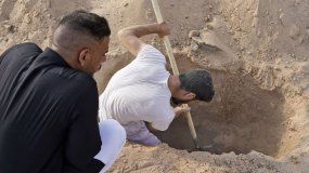 Iraquíes desentierran a sus familiares muertos por Covid-19