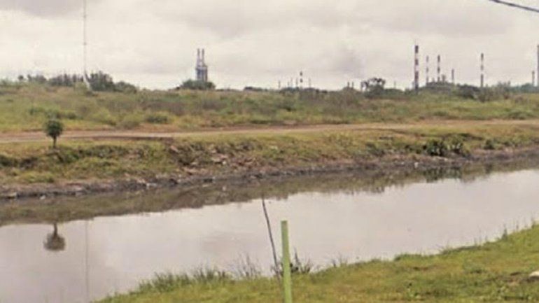 El cadáver apareció al lado del Riachuelo dentro de un auto. La causa está caratulada como averiguación de causales de muerte.