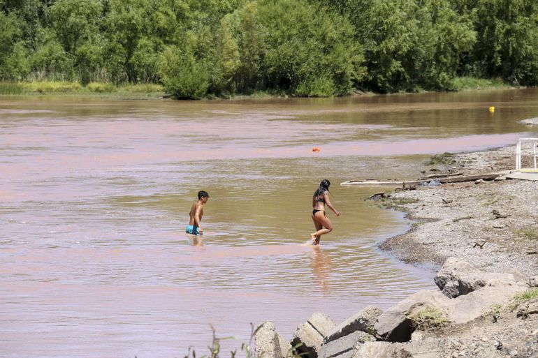 Esperando los 41°C entre un río chocolatoso y el pedido del uso racional del agua