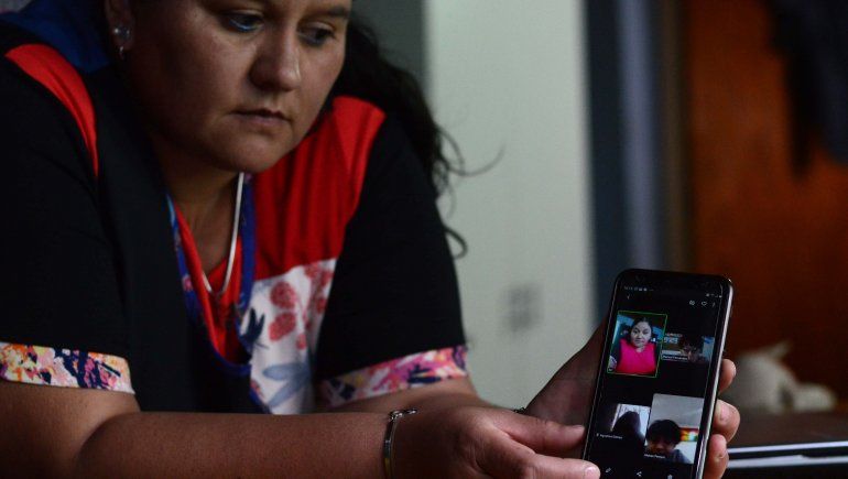 La misión de dar clases por celular en el oeste neuquino
