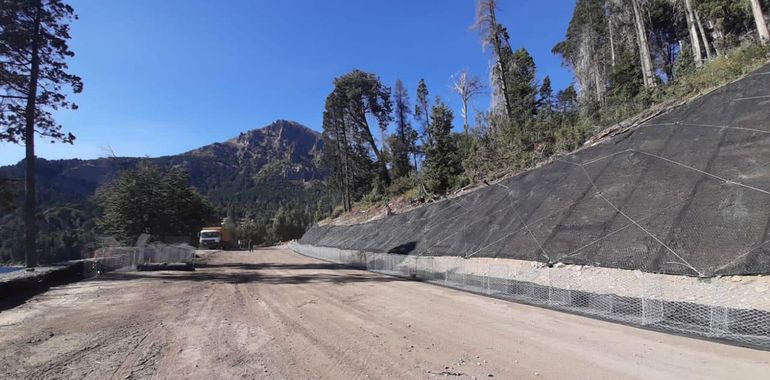 Con financiamiento de Provincia y CAF, se desarrolla en la ruta provincial 65 el tramo desde Villa Traful hasta el empalme con la Ruta Nacional 40. Con financiamiento de Provincia y CAF, se desarrolla en la ruta provincial 65 el tramo desde Villa Traful hasta el empalme con la Ruta Nacional 40.