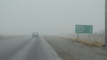 La densa niebla vistió a todo el Alto Valle. La densa niebla vistió a todo el Alto Valle.