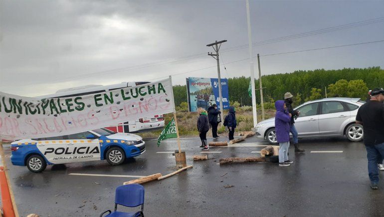 Municipales de Senillosa mantienen el corte en la Ruta 22