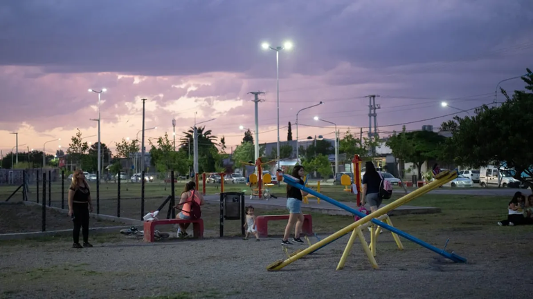 La laguna del Parque Oeste ya tiene un sendero con luces led