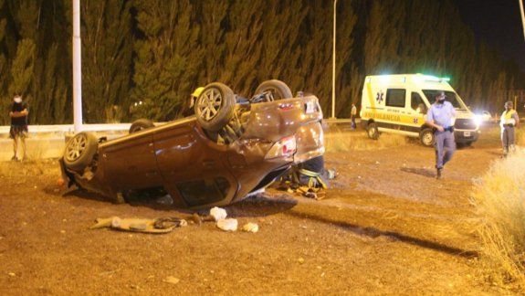 Una mujer volcó con su Renault Logan en la Ruta 7, a la altura del ex peaje. Se salvó de milagro.
