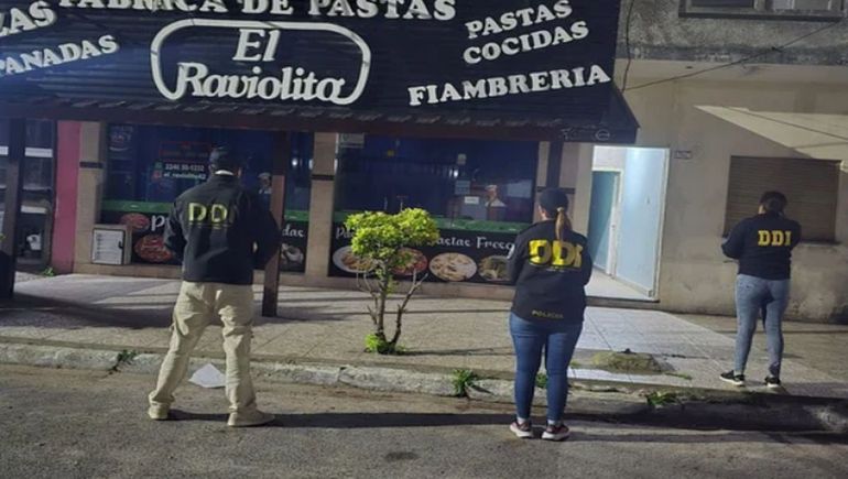 Agentes de la DDI de Dolores trabajaron en el domicilio de Santa Teresita donde fue hallado el cuerpo del empresario, enterrado a más de un metro de profundidad. Agentes de la DDI de Dolores trabajaron en el domicilio de Santa Teresita donde fue hallado el cuerpo del empresario, enterrado a más de un metro de profundidad.