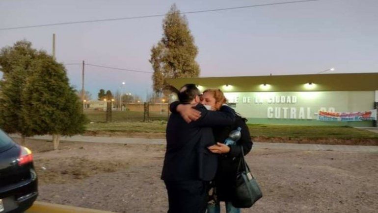 La madre de las niñas y su abogado particular