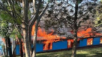 El chico de 13 años habría incendiado una histórica escuela de 50 años. El chico de 13 años habría incendiado una histórica escuela de 50 años.