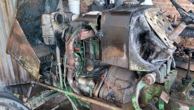 Misterio en Centenario: se incendió un tractor que no arrancaban hace tres días