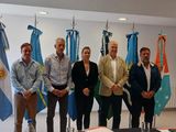 El secretario de Agricultura de la Nación, Sergio Iraeta (segudo de la derecha) junto a los referentes de áreas de la provincias patagónicas.&nbsp;