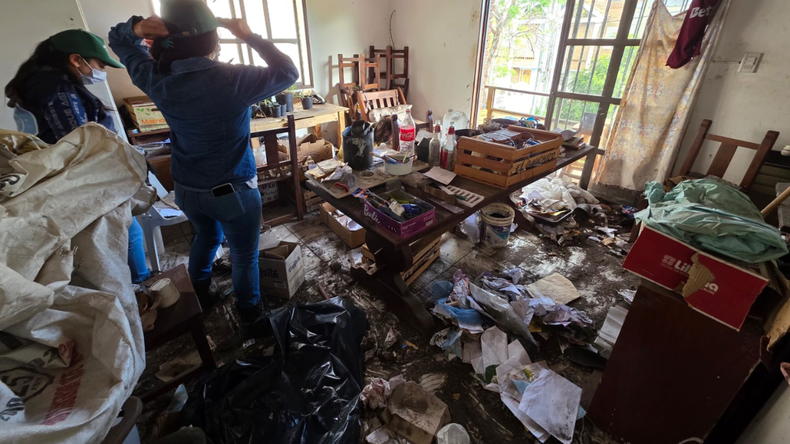 La Municipalidad de Neuquén hizo un operativo de limpieza en la casa de un acumulador. | LM Neuquen La Municipalidad de Neuquén hizo un operativo de limpieza en la casa de un acumulador.