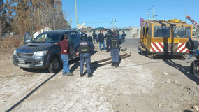 Insólito choque entre una zorra ferroviaria y una camioneta nueva en Neuquén