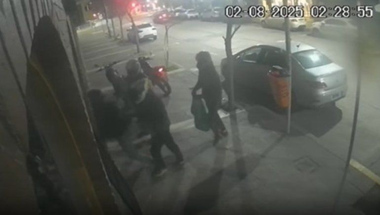 Cuatro motochorros entraron al comercio por un botín millonario en camperas de abrigo y accesorios. 