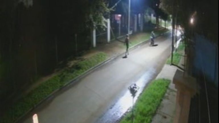 Le dispararon en la cara cuando iba a trabajar para robarle el celular: No corras que te vuelo