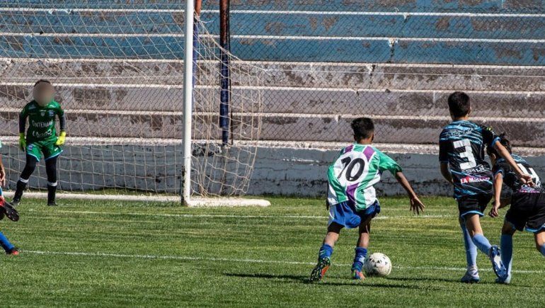 El nene de Maro discriminado vende empanadas para cumplir su sueño