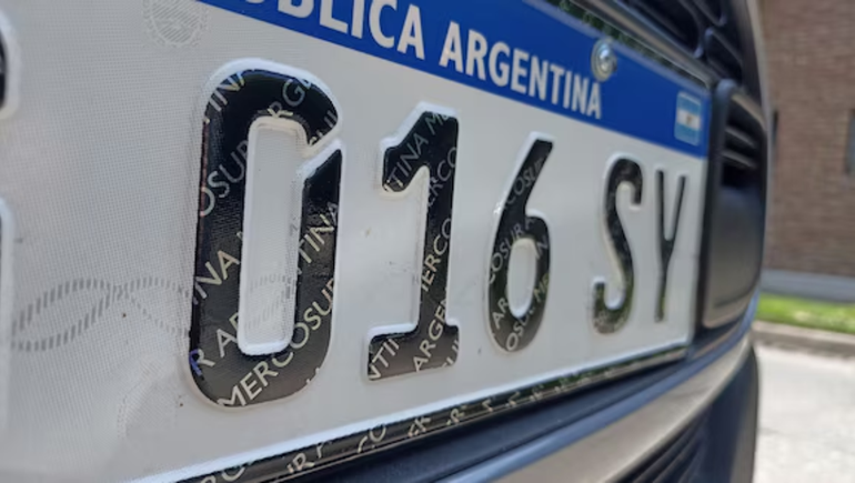 Desde 2016, en la Argentina se utilizan patentes en los autos con dos letras, tres números y dos letras. Desde 2016, en la Argentina se utilizan patentes en los autos con dos letras, tres números y dos letras.