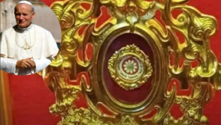 Decenas de fieles iban a rezarle a la reliquia de Juan Pablo II que su secretario privado entregó a la Catedral de Esquel hace casi 10 años. 