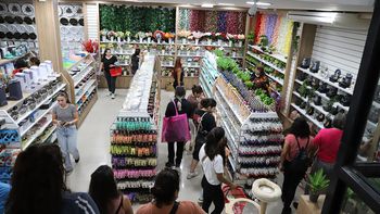 furor por el nuevo todo por dos pesos: los precios del bazar de tres pisos en el bajo neuquino furor por el nuevo todo por dos pesos: los precios del bazar de tres pisos en el bajo neuquino