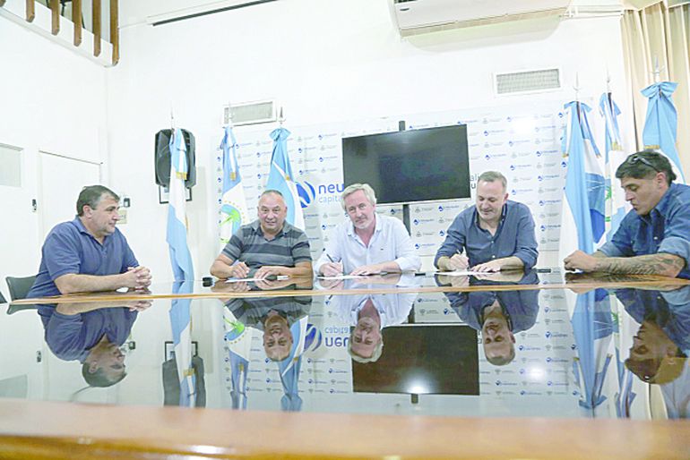 La firma ayer del acta acuerdo con Sitramune. La firma ayer del acta acuerdo con Sitramune.