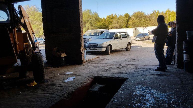 Los Paisa volvieron a atacar en Centenario: hicieron destrozos en el corralón municipal