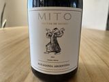 Mito: El vino que une a un trabajador del petróleo y la tierra patagónica
