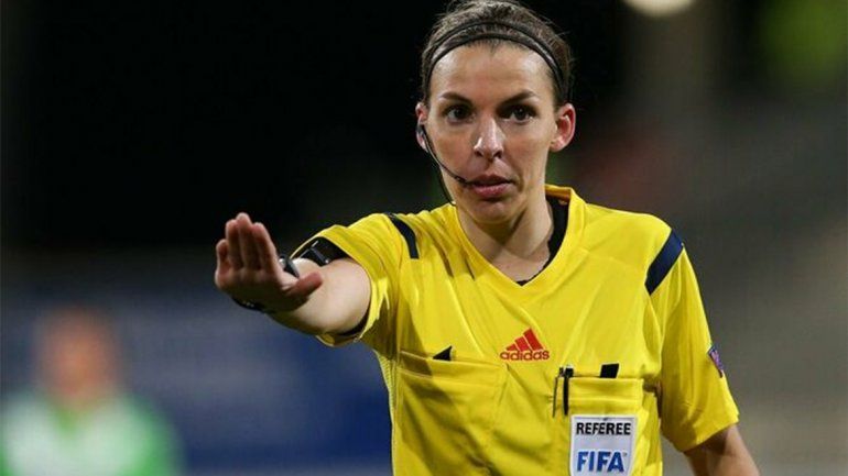 Otra mujer que hace historia en el fútbol: la primera en arbitrar en la liga francesa