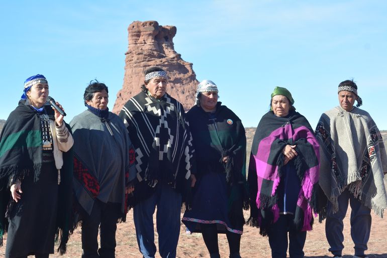 La celebración del Año Nuevo Mapuche se hizo desde Los Pilares, una zona de Tratayén donde hay crinaceros y productores. Es una zona reclamada por la comunidad Fvta Xayen. La celebración del Año Nuevo Mapuche se hizo desde Los Pilares, una zona de Tratayén donde hay crinaceros y productores. Es una zona reclamada por la comunidad Fvta Xayen.