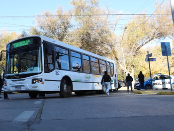 un colectivo choco a una mujer que cruzo la calle en pleno centro y fue trasladada al hospital castro rendon