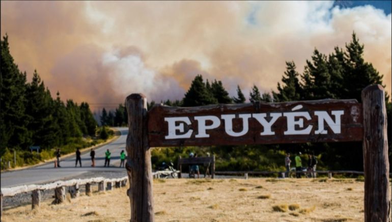 Epuyén, amenazado por las llamas en Chubut (archivo). Epuyén, amenazado por las llamas en Chubut (archivo). 