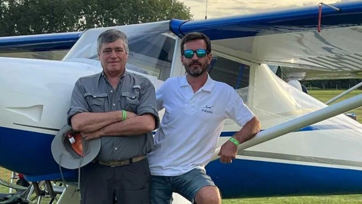 Raúl y Alejandro Hernández, de Santa Rosa, La Pampa, premiados por el avión que construyeron.