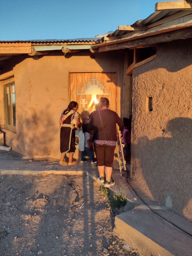 Mariana Videla Manzo en el salón comunitario del Lof Newen Mapu, en la meseta neuquina, en una de las instancias del trabajo de campo para su tesis doctoral. Mariana Videla Manzo en el salón comunitario del Lof Newen Mapu, en la meseta neuquina, en una de las instancias del trabajo de campo para su tesis doctoral.