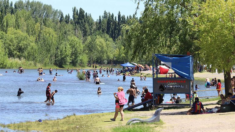 Los blanearios están explotados de gente en Neuquén.
