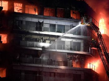 video: feroz incendio consumio dos edificios en valencia, hay personas atrapadas y heridas