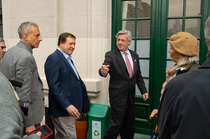 El Gobernador junto con el titular de la SRA y autoridades de la Exposición. El Gobernador junto con el titular de la SRA y autoridades de la Exposición.