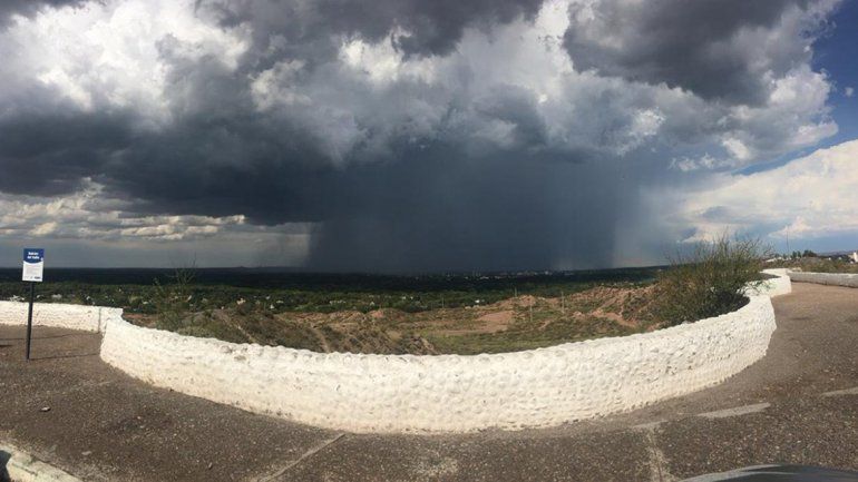 Chaparrón no trajo alivio en la temperatura y causó preocupación por el granizo en el Alto Valle