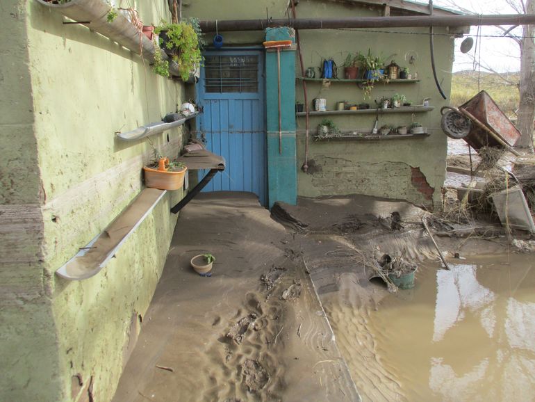 La entrada de la vivienda de Juan Sánchez, tapada por la acumulación de sedimentos. La entrada de la vivienda de Juan Sánchez, tapada por la acumulación de sedimentos.