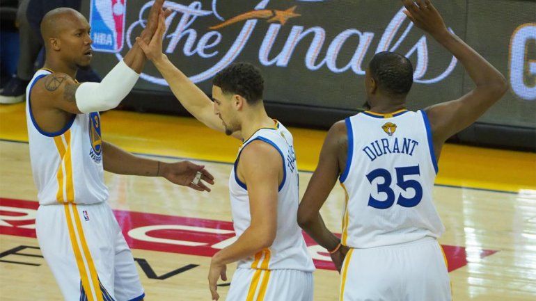 Los Warriors aplastaron a Cleveland y pusieron la final 2 a 0