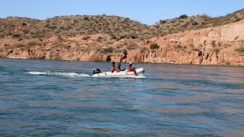 Rastrillaje en el río Limay, a la altura de la Isla Verde. Rastrillaje en el río Limay, a la altura de la Isla Verde.