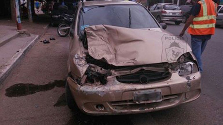 Manejaba borracho, chocó a dos autos estacionados y terminó detenido