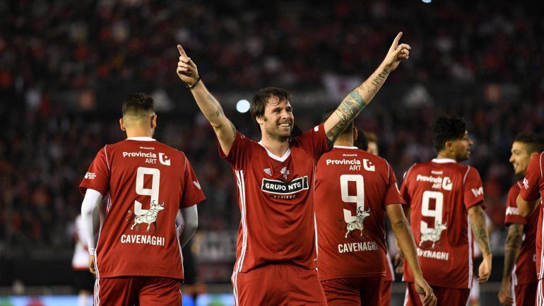 Fernando Cavenaghi festeja uno de sus goles para el equipo rojo