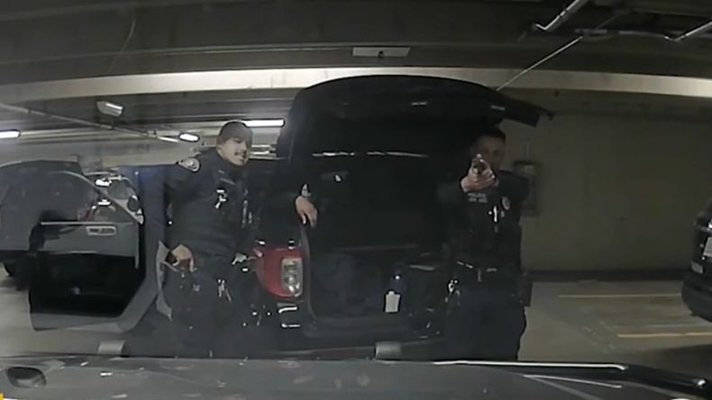 Uun policía baleó a un compañero y fue despedido en Estados Unidos. | LM Neuquen Uun policía baleó a un compañero y fue despedido en Estados Unidos.