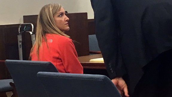 Jessica Langford, de 32 años, está casada, tiene un hijo y reconoció ante el tribunal que había cometido el delito. Le dieron un año de prisión.