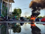 PAMI decidió desvincular a la titular de la agencia en El Bolsón y suspender a trabajadores por cerrar la oficina. Diputados peronistas cuestionaron la medida.