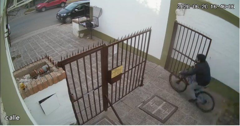 Simuló hablar por teléfono y se robó una bicicleta