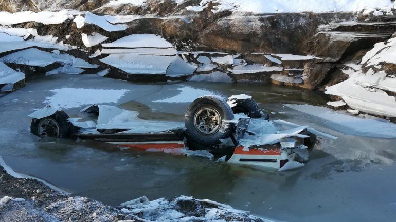 Rescataron la camioneta hundida en un pozón congelado de la Ruta 61: el conductor se salvó de milagro