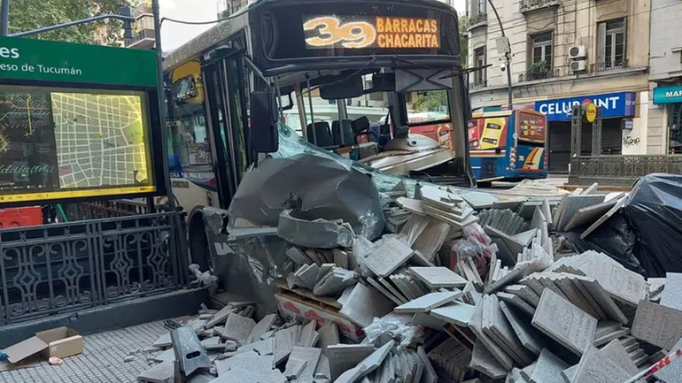 Un colectivo chocó y el chofer dio positivo en cocaína: 14 heridos