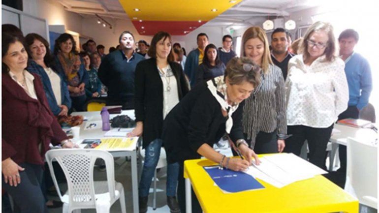 Capacitan a directores de escuelas sobre el programa de becas