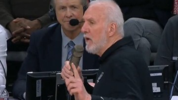 Popovich con el micrófono en el partido del miércoles. | LM Neuquen Popovich con el micrófono en el partido del miércoles.
